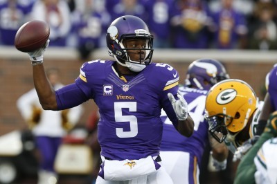 Peterson helps Vikings run past Raiders 30-14