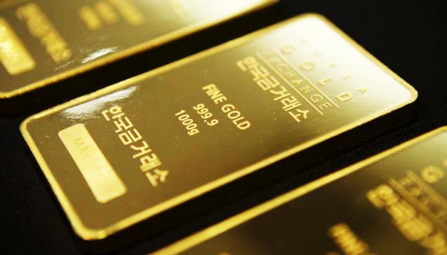 Gold prices fall for a third year in a row