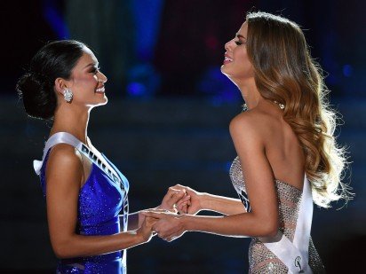 Miss Philippines consoles Miss Colombia