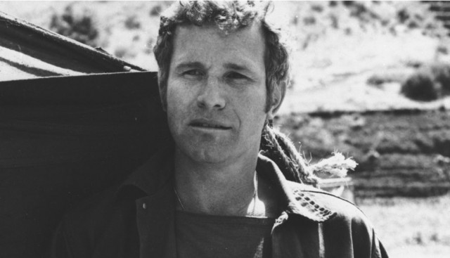 Wayne Rogers, Trapper John on 'M.A.S.H.,' dies at 82