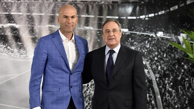 Real Madrid's new coach Zinedine Zidane poses with the club's President Florentino Perez after a statement at the Santiago Bernabéu Stadium in Madrid