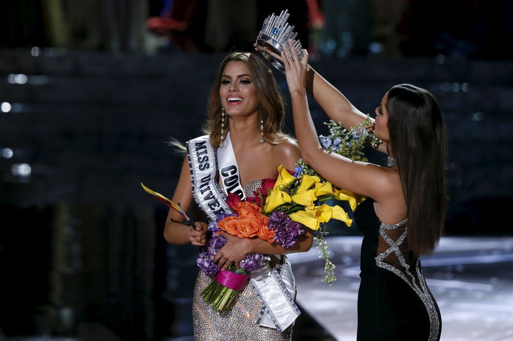 Steve Harvey mistakenly crowns the wrong Miss Universe