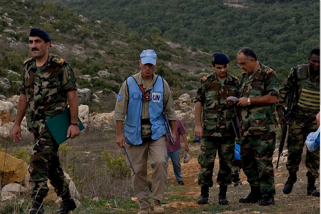 UNIFIL peacekeepers do Blue Line marking