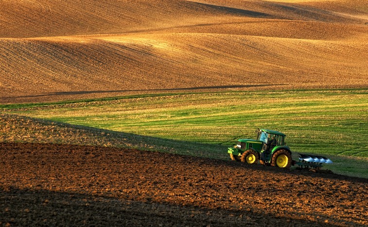 Deere misses Q4 forecasts as tractor market struggles