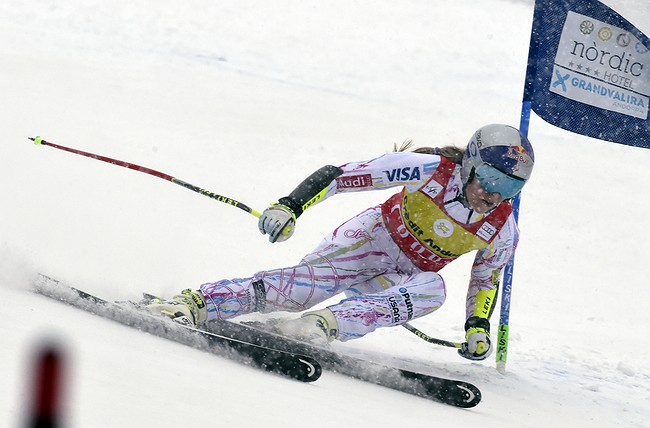 Lindsey Vonn crashes, taken away on rescue sled at World up Super-G