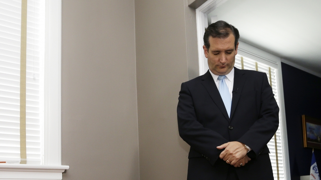 Ted Cruz R-Texas bows his head in prayer before speaking at a campaign event