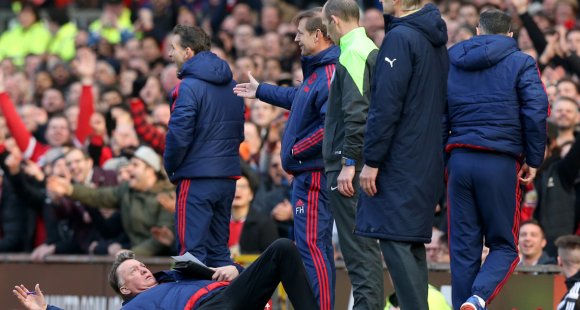 Van Gaal imitates dive in front of fourth official during Man Utd v Arsenal