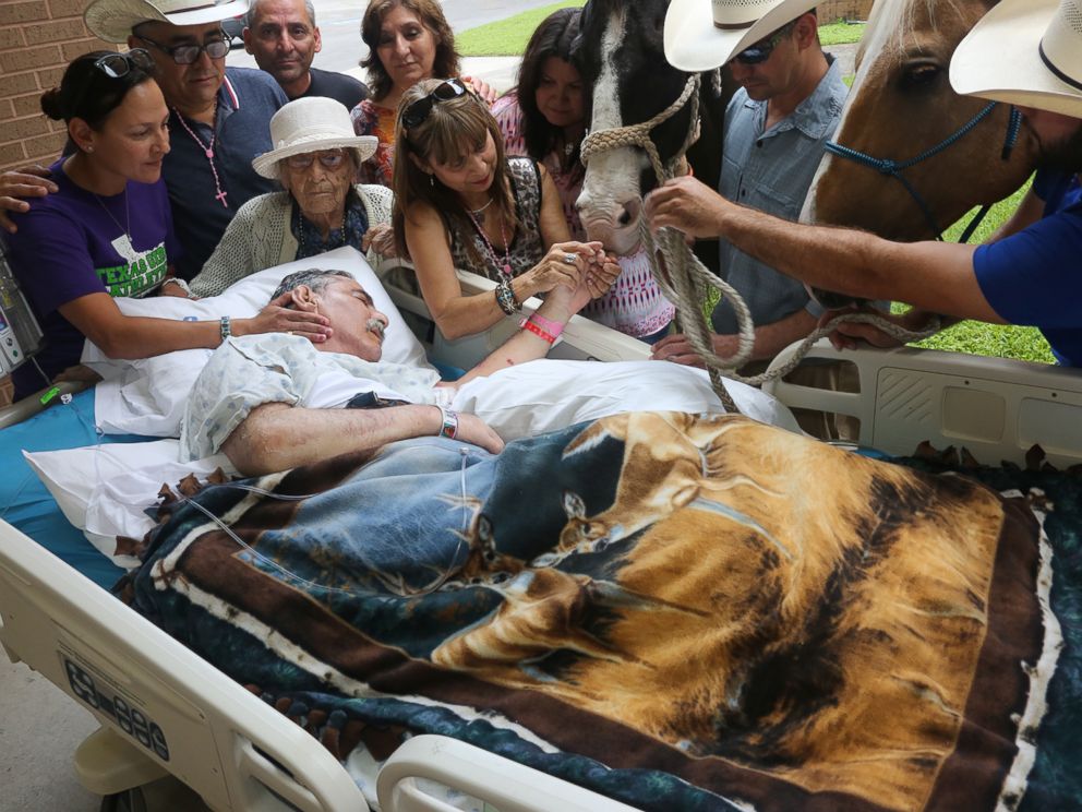 Roberto Gonzalezs last request to see his beloved horses once more was fulfilled at the Audie L. Murphy Memorial Veterans Hospital in San Antonio