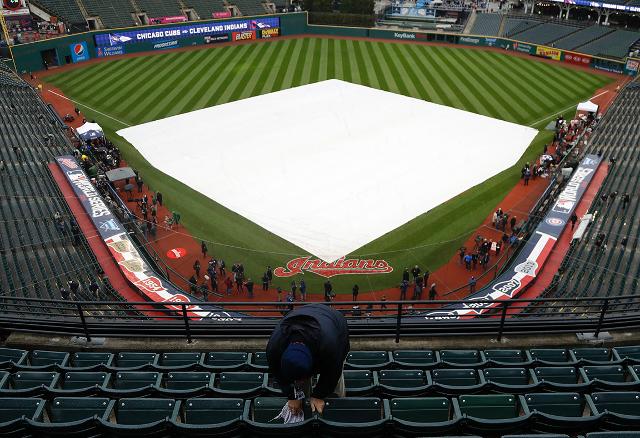 Rain in Cleveland led to a World Series Twitter feud between the Cubs and Indians