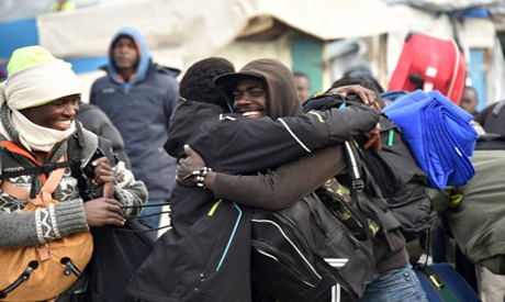 France moving more than 6000 migrants, destroying huge camp