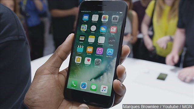 Man walks into Apple store and smashes iPhones