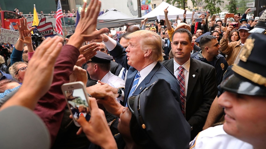 NBC News: Trump holds photo-op with Clinton accusers