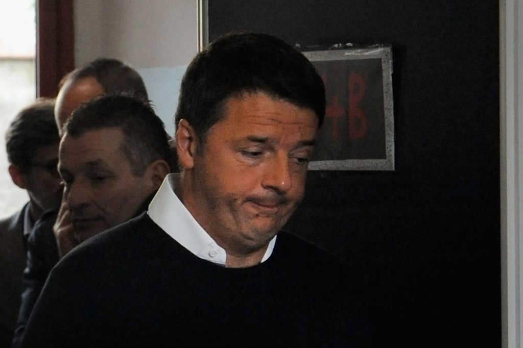 Matteo Renzi casting his vote in the referendum