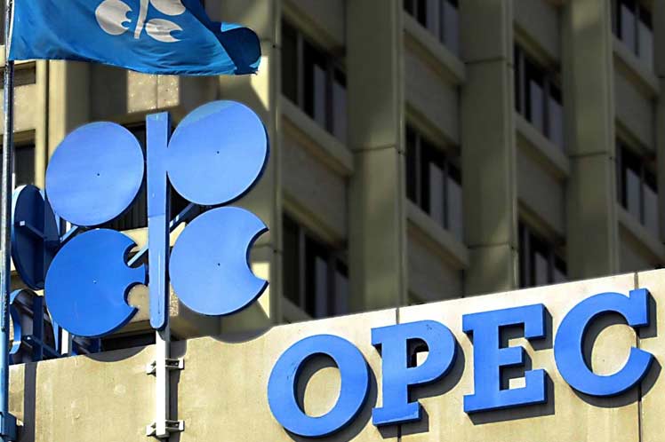 Oil jumps 8% as OPEC agrees to production cut