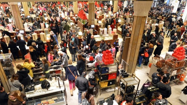 Thanksgiving weekend shoppers spent less due to discounts