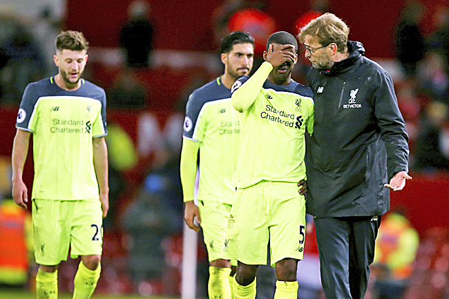 Liverpool’s head coach Juergen Klopp talks with Georginio Wijnaldum.- AP