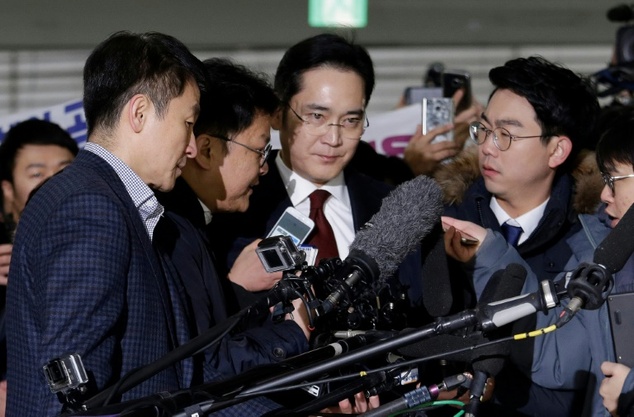 South Korean prosecutors have asked a Seoul court to issue an arrest warrant for Lee Jae-Yong the son of the Samsung group chairman Lee Kun Hee