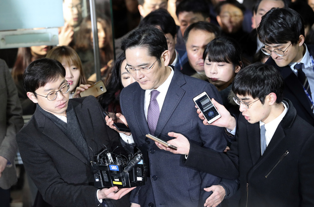 Lee Jae-yong center a vice chairman of Samsung Electronics Co. is questioned by reporters upon his arrival at the Seoul Central District Court in Seoul So