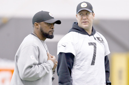 Pittsburgh Steelers quarterback Ben Roethlisberger talks with head coach Mike Tomlin during an NFL football practice Wednesday Jan. 11 2017 in Pittsburgh. The Steelers face the Kansas City Chiefs in an AFC Divisional playoff game on Sunday. (AP Ph