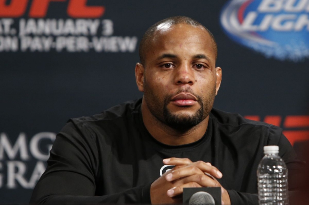 Daniel Cormier explains the bizarre UFC 210 weigh-in situation.    
   Esther Lin MMA Fighting