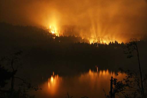 About 140 hikers trapped between 2 wildfires in Oregon