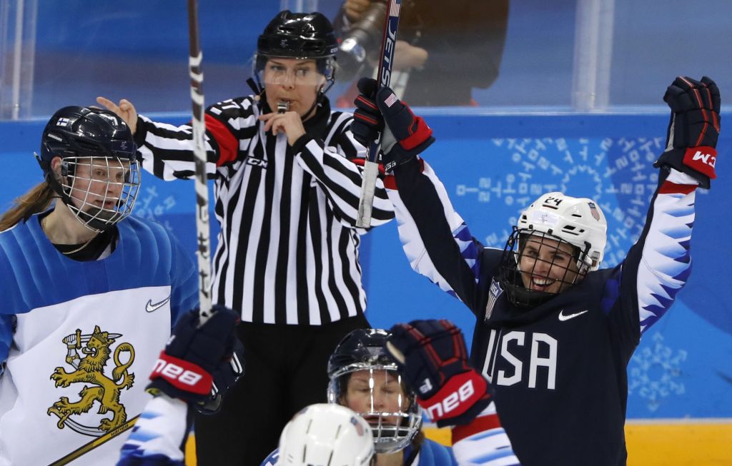 US Women's Hockey Team Wins Big