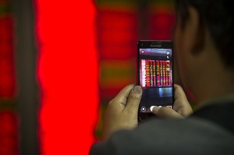 Chinese stocks dive seven percent, trading halted