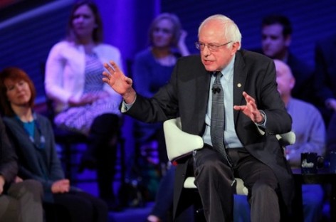 Clinton takes on Sanders over guns, to appear with Giffords