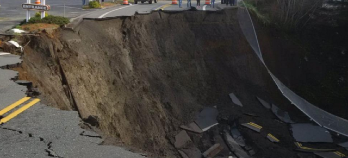 Massive sinkhole opens in Oregon highway