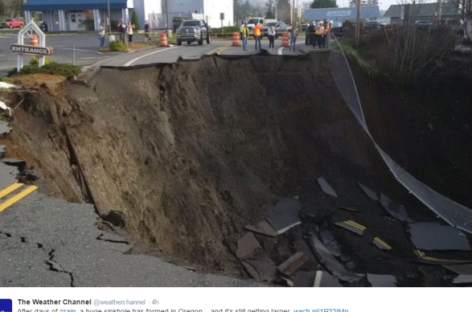 Massive sinkhole opens in Oregon highway