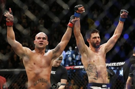 Robbie Lawler edges Carlos Condit to retain UFC title