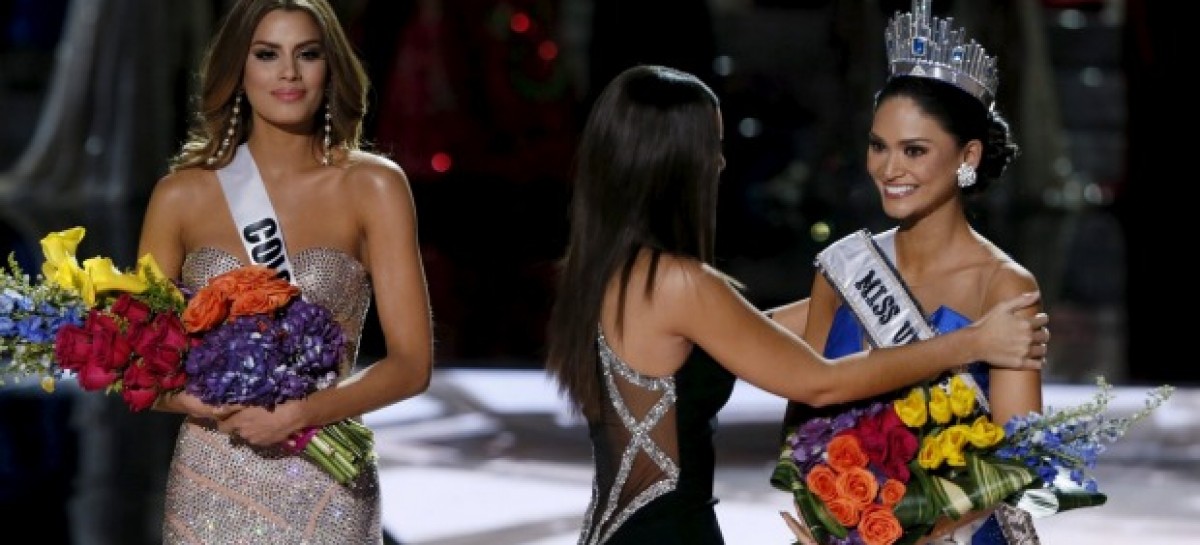 Steve Harvey mocked, comforted after crowning wrong Miss Universe