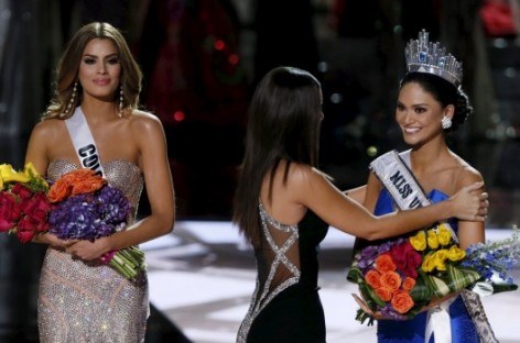 Steve Harvey mocked, comforted after crowning wrong Miss Universe