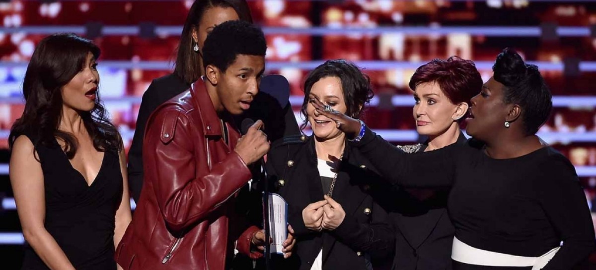 Stage-crasher interrupts People’s Choice Awards