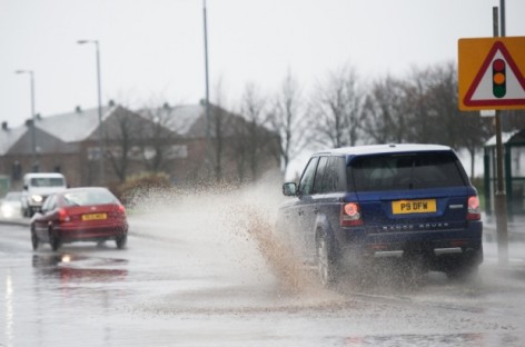 United Kingdom and Ireland begin storm clean-up