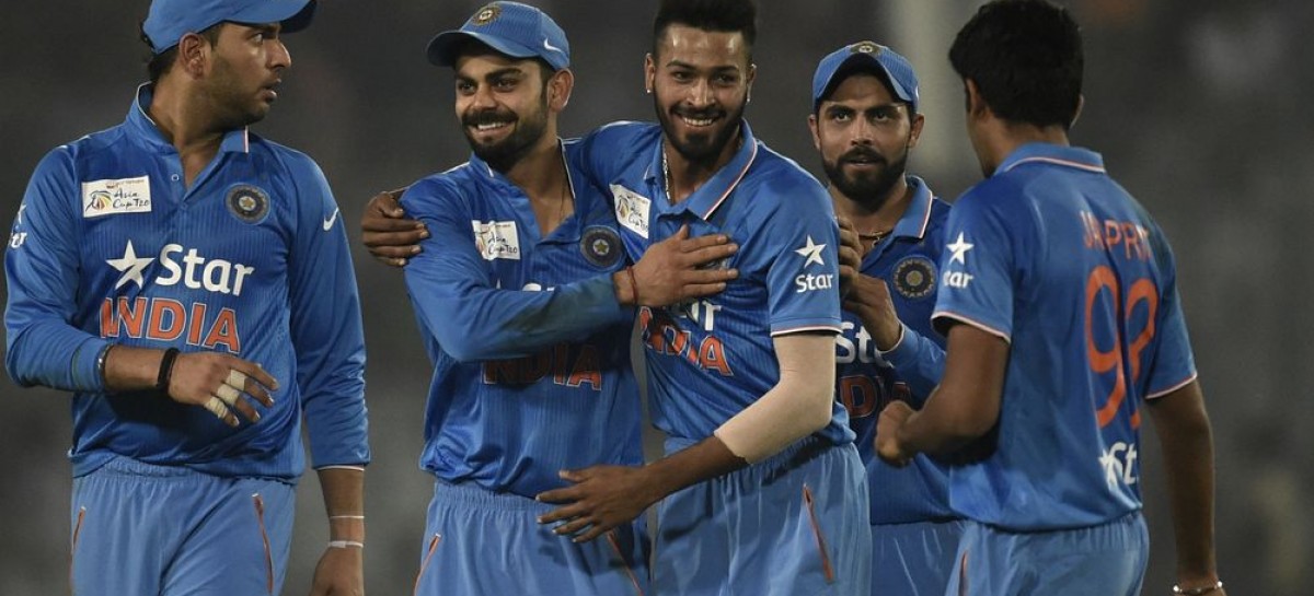 Kohli props up India after bowlers skittle Pakistan