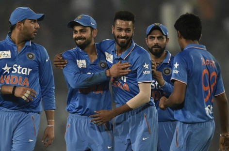 Kohli props up India after bowlers skittle Pakistan