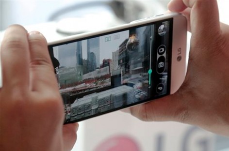 LG Unveils Smartphone With Dual Camera, Virtual-Reality Set