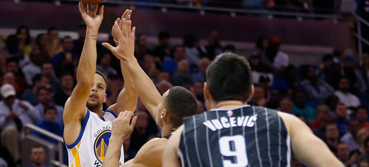 Curry sets record of 128 consecutive games with a 3-pointer