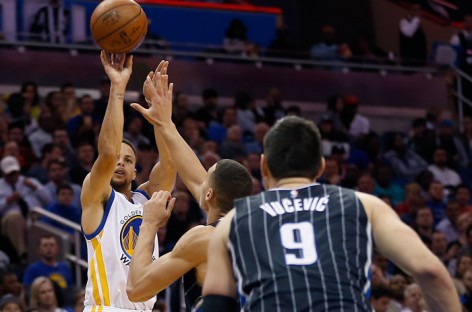 Curry sets record of 128 consecutive games with a 3-pointer