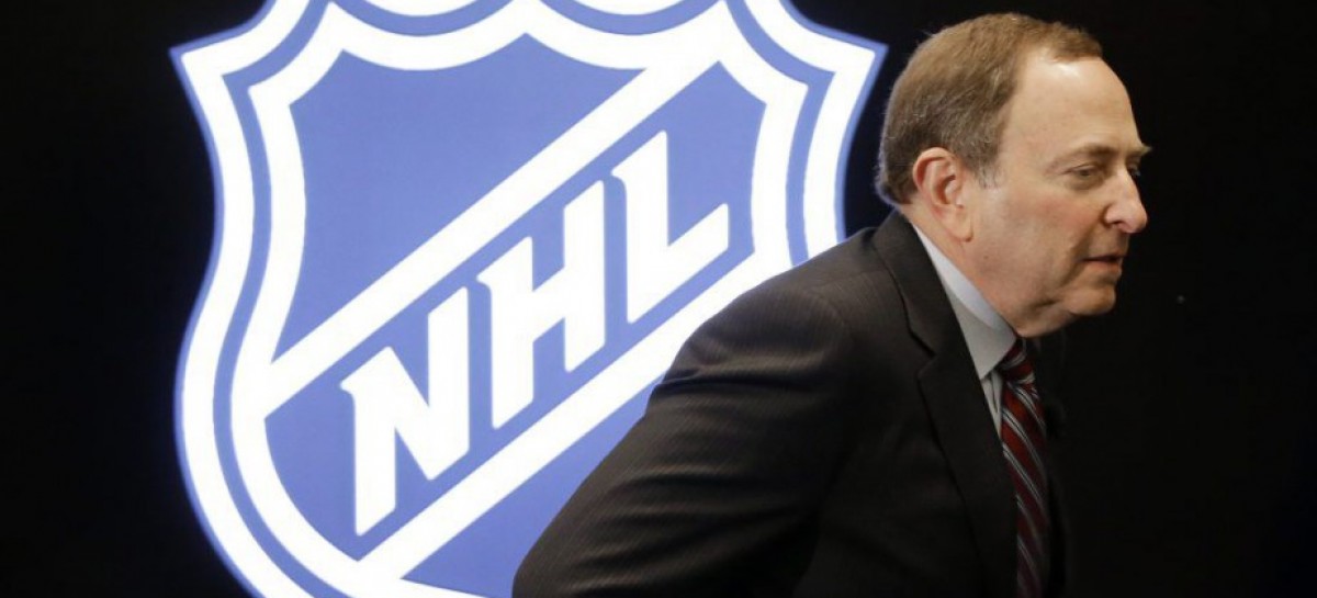 NHL Commissioner Bettman signs deal through ’22