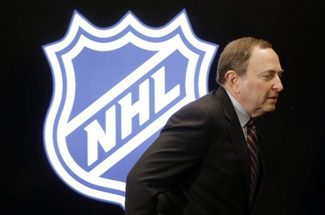 NHL Commissioner Bettman signs deal through ’22