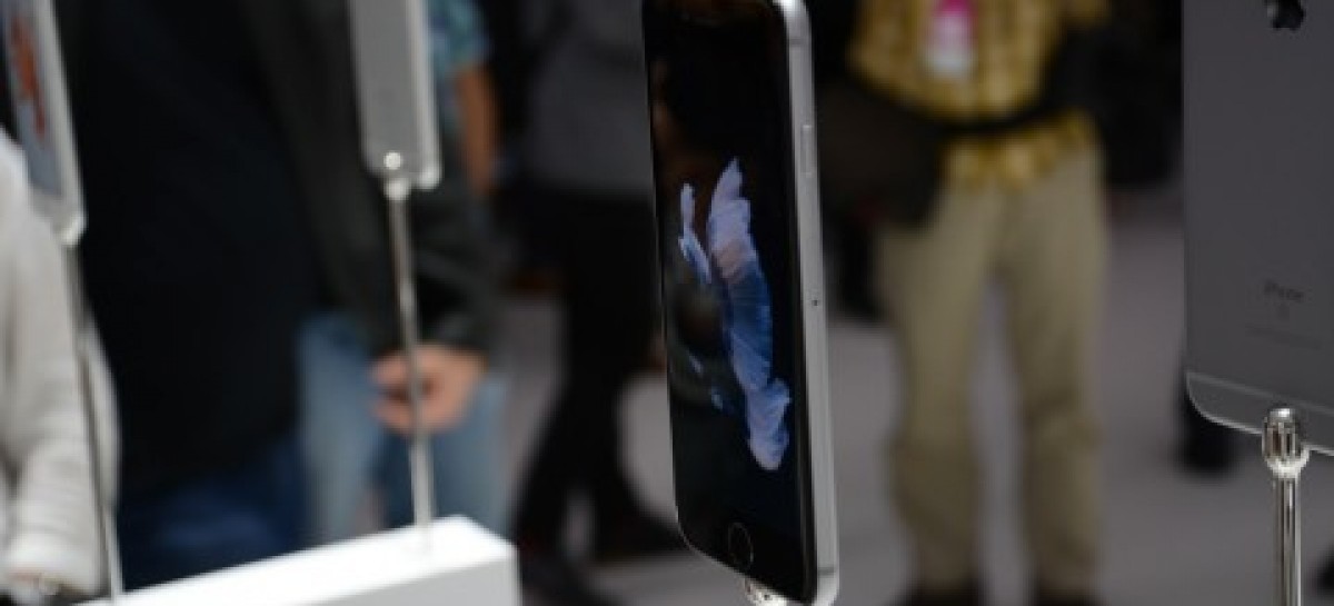 IPhone sales flatline, as decline predicted