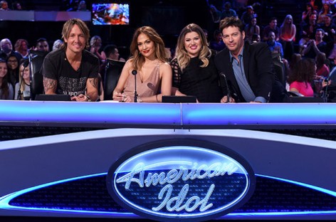 Kelly Clarkson Cries During Emotional ‘American Idol’ Return Performance