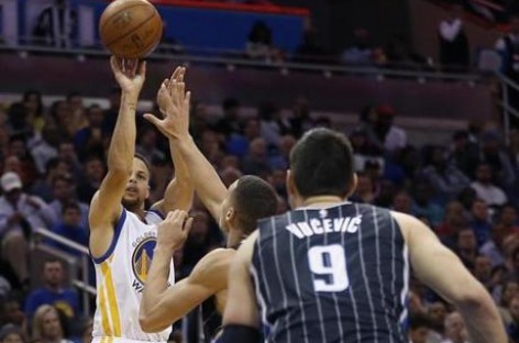 Curry has 51, hits 3-pointer in record 128th straight game