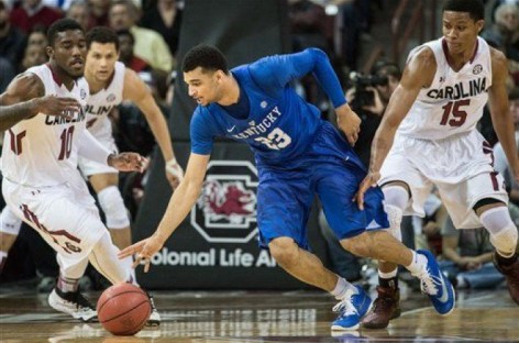 Kentucky’s John Calipari tossed from game, held back by players