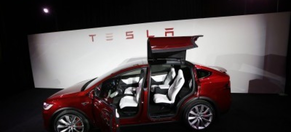 Tesla’s 4Q net loss doubles but shares up on outlook