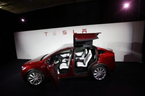 Tesla’s 4Q net loss doubles but shares up on outlook