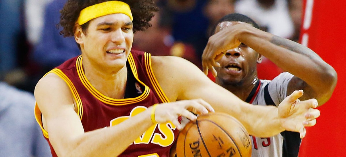 Warriors secure Varejao as Bogut back up