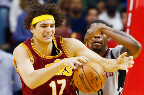 Warriors secure Varejao as Bogut back up